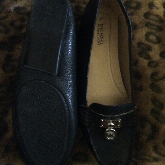 Michael Kors driving shoe w silver tone lock 7.5 - Picture 3 of 5